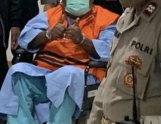 Konpers di RS, Tersangka Gubernur Papua Dihadirkan di Kursi Roda Pakai Rompi Oren
