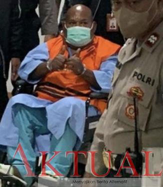 Konpers di RS, Tersangka Gubernur Papua Dihadirkan di Kursi Roda Pakai Rompi Oren