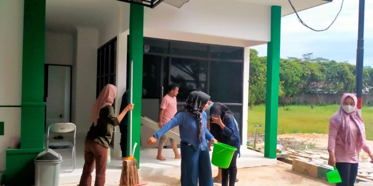 Kantor Baru RSB Tanah Bumbu 99 Persen Selesai, Kru Gotong Royong Membersihkan Sisa Bangunan