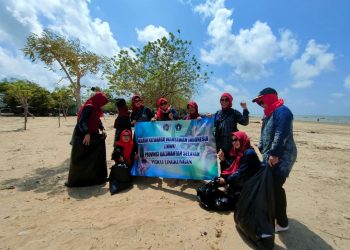 IKWI Kalsel Bersihkan Sampah Pantai Batakan Baru