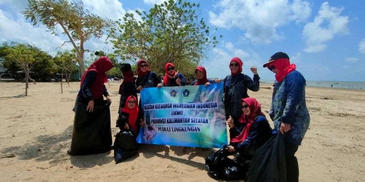 IKWI Kalsel Bersihkan Sampah Pantai Batakan Baru