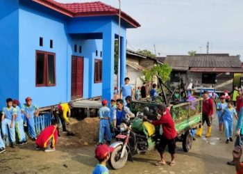 Cegah Demam Berdarah, Lurah dan Satgas Kebersihan Bersihkan Lingkungan SDN Kuin Utara 5