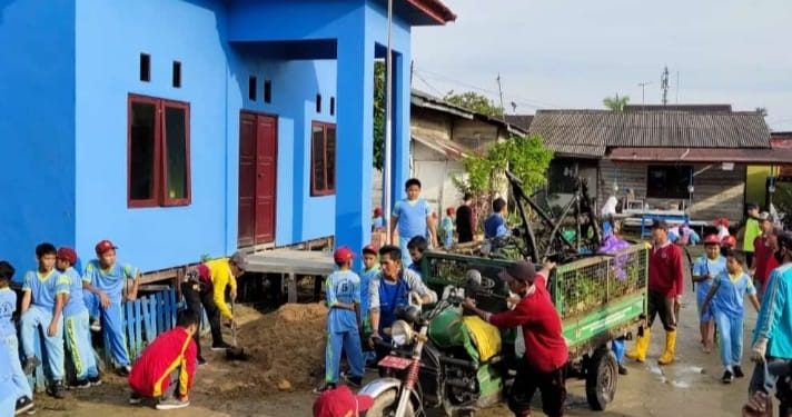 Cegah Demam Berdarah, Lurah dan Satgas Kebersihan Bersihkan Lingkungan SDN Kuin Utara 5