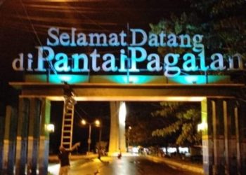 Pantai Pagatan Terang Benderang pada Malam Hari