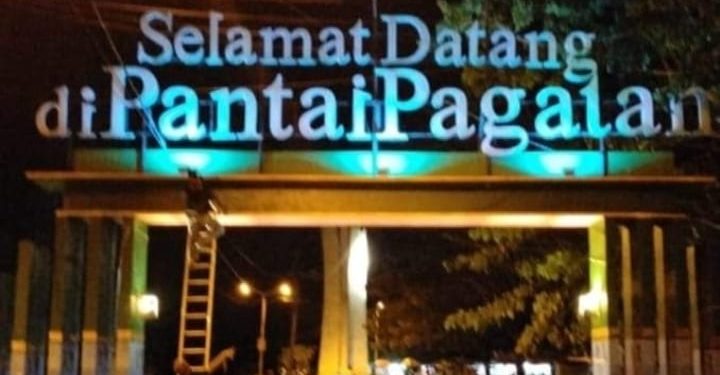Pantai Pagatan Terang Benderang pada Malam Hari