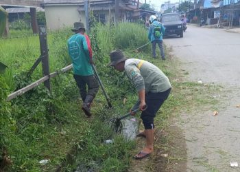 Disperkimtan dan Warga Gotong Royong, Bersihkan Saluran Drainase dari Sampah
