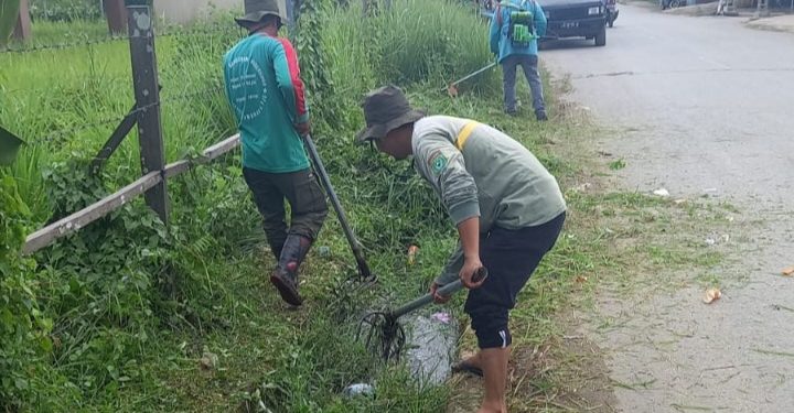 Disperkimtan dan Warga Gotong Royong, Bersihkan Saluran Drainase dari Sampah