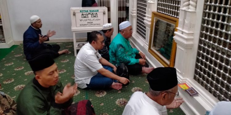 Direktur RSUD Tanah Bumbu dr. Yandi, Berziarah ke Makam Habib Husein Luar Batang