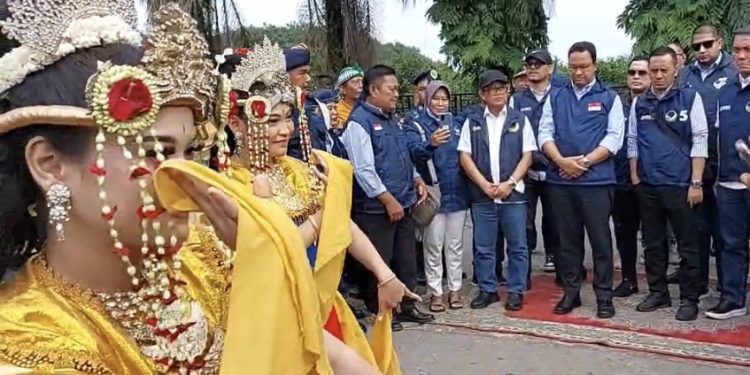 Anies Disambut Tarian Baksa Kambang, Ribuan Relawan dan Pendukung di Kalsel: ‘ Anies Presiden’ pun Bergema