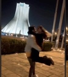 Menari di Tempat Terbuka & Tanpa Hijab, Sepasang Blogger Iran Dihukum 10 Tahun