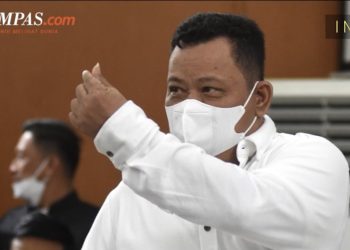 Masuk Beri Salam ‘Finger Heart’, Keluar Ruang Sidang ‘Salam Metal’ Kuat Maruf Divonis 15 Tahun