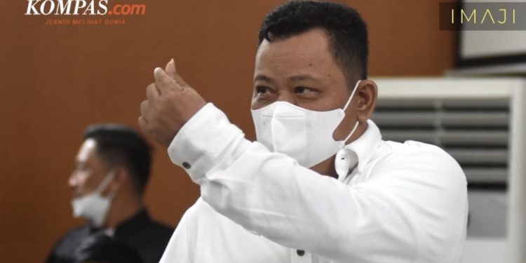 Masuk Beri Salam ‘Finger Heart’, Keluar Ruang Sidang ‘Salam Metal’ Kuat Maruf Divonis 15 Tahun