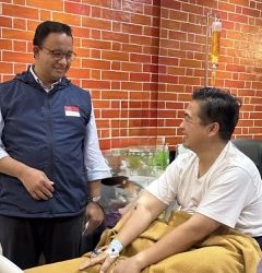 Bawa Madu Hitam, Anies Baswedan Bezuk Ibnu Sina yang Sedang Sakit
