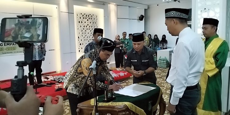 Bupati Zairullah Lantik Sembilan Anggota BPD Desa Hidayah Makmur