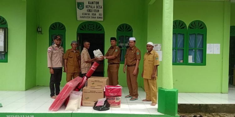 Dua KK Korban Kebakaran di Desa Sungai Rukam Terima Bantuan