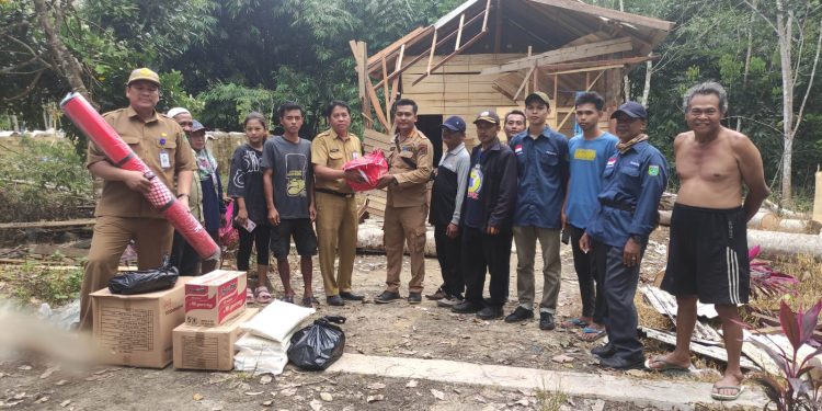 Korban Pohon Tumbang di Desa Batulicin Irigasi Terima Bantuan