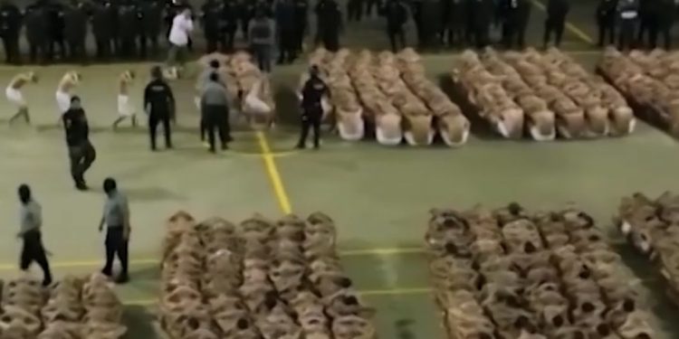 Foto Ini bukan Susunan Karung Sembako, Tapi Transfer Gengster yang Menghebohkan Dunia Itu