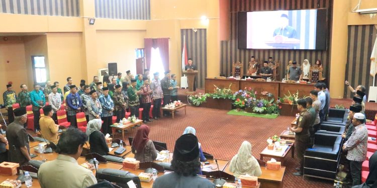 Zairullah Berikan Jawaban Atas Pemandangan Umum Fraksi Terkait Raperda RTRW