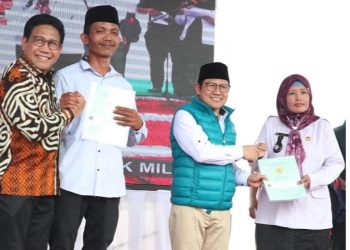 Kemendes PDTT Serahkan Sertifikat Gratis Kepada Warga Transmigrasi Tanah Bumbu