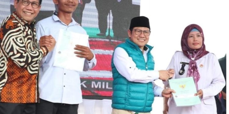 Kemendes PDTT Serahkan Sertifikat Gratis Kepada Warga Transmigrasi Tanah Bumbu