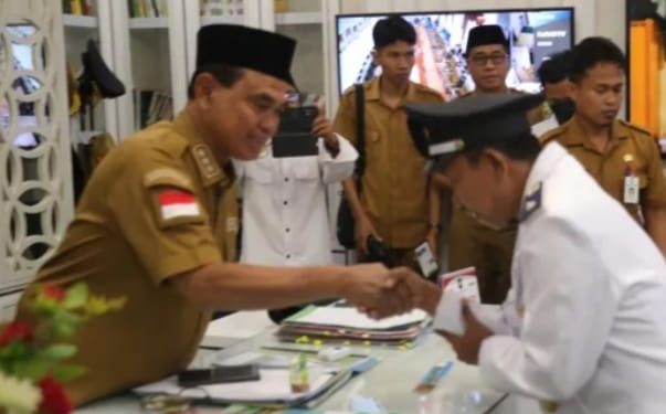Abah Zairullah Lantik Kades Baroqah dan Wiritasi
