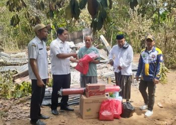 Pemkab Tanah Bumbu Salurkan Bansos ke Warga Terdampak Kebakaran di Desa Sepunggur