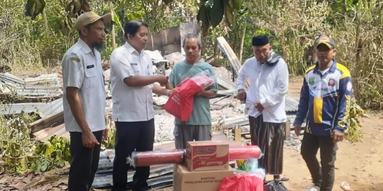 Pemkab Tanah Bumbu Salurkan Bansos ke Warga Terdampak Kebakaran di Desa Sepunggur