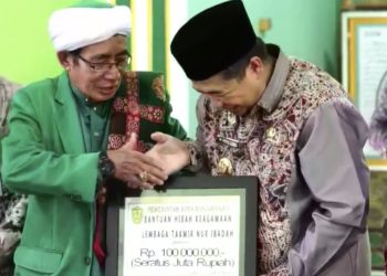 Safari Dzuhur Terakhir 1444 H , Walikota Banjarmasin Serahkan Hibah Rp100 Juta di Masjid Ini