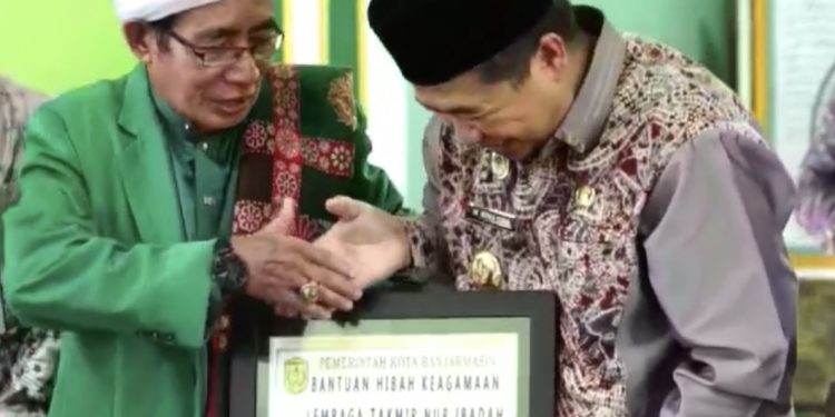 Safari Dzuhur Terakhir 1444 H , Walikota Banjarmasin Serahkan Hibah Rp100 Juta di Masjid Ini