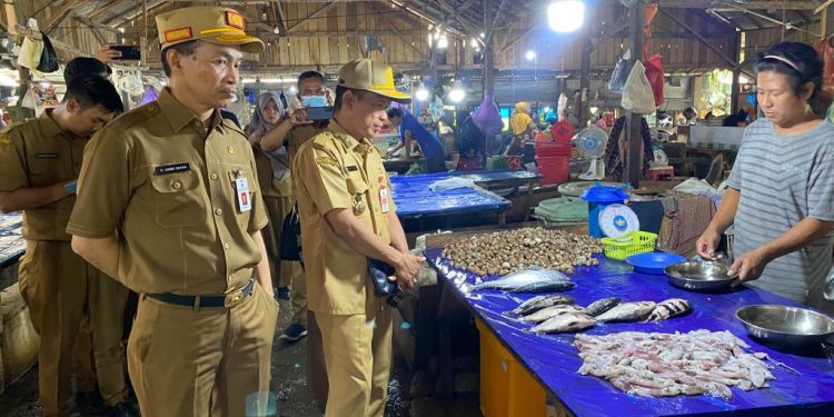 Sekda Dr.Ambo Sakka Sidak Bahan Pokok di Pasar Harian