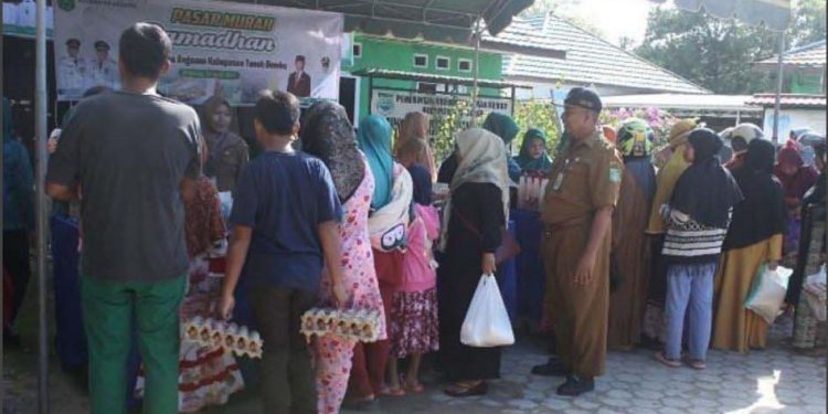 Gerakan Ibu Peduli Kecamatan Angsana Bantu Masyarakat Lewat Pasar Murah