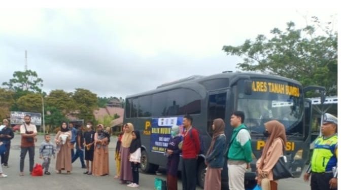 Polres Tanah Bumbu Antar Gratis Masyarakat Mudik dan Balik Kampung