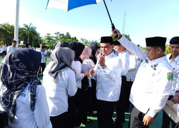 Abah Zairullah Bersalam-salaman dengan ASN Pemkab Tanah Bumbu