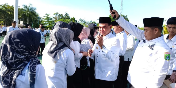 Abah Zairullah Bersalam-salaman dengan ASN Pemkab Tanah Bumbu