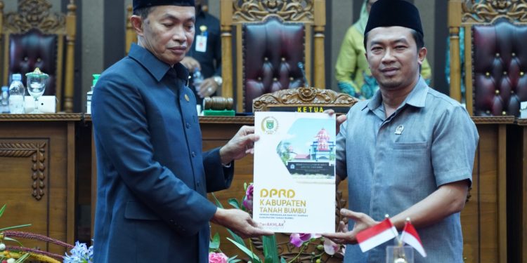 Bupati Terima Rekomendasi DPRD LKPj TA 2022