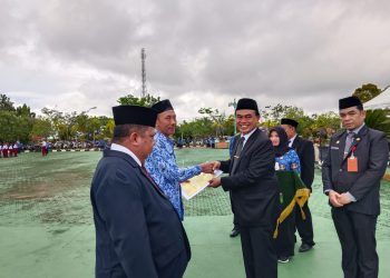 Bupati Zairullah Serahkan Satyalancana Karya Satya untuk Tiga PNS