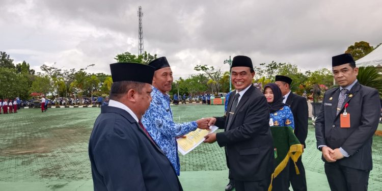 Bupati Zairullah Serahkan Satyalancana Karya Satya untuk Tiga PNS