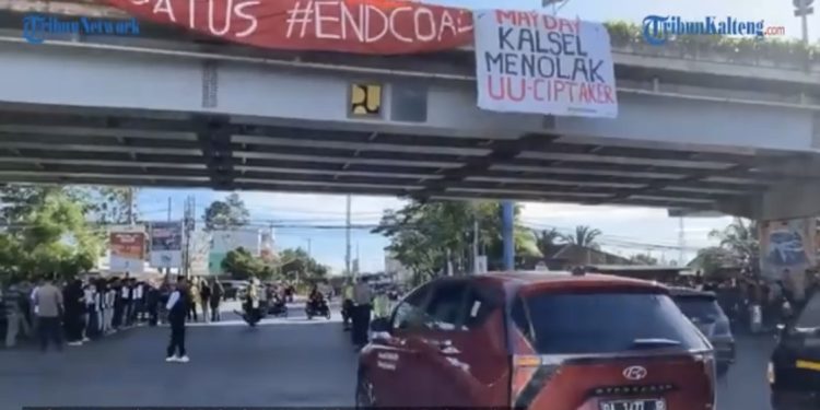 Warna Hari Buruh di Banjarmasin: Dari Potong Tumpeng sampai Hadiah Umroh