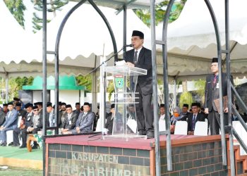 Zairullah Pimpin Upacara Hari OTDA XXVII dan Hardiknas Tahun 2023 di Tanah Bumbu