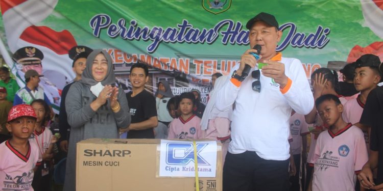 HUT Ke-2 Kecamatan Teluk Kepayang, Warga Kurang Mampu – Lansia Dapat Paket Sembako