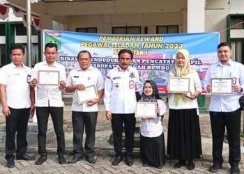 Disdukpencapil Tanah Bumbu Berikan Reward Kepada Pegawai Teladan