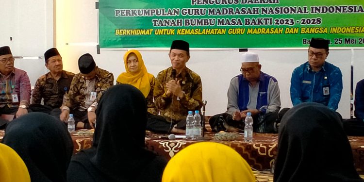Sekda Tanah Bumbu Lantik Pengurus Daerah Perkumpulan Guru Madrasah Nasional Indonesia