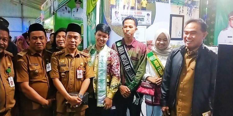 Bupati Zairullah Tinjau Semua Stand SKPD di Pesona Pesta Adat Mappanre RI tasi’e Pagatan