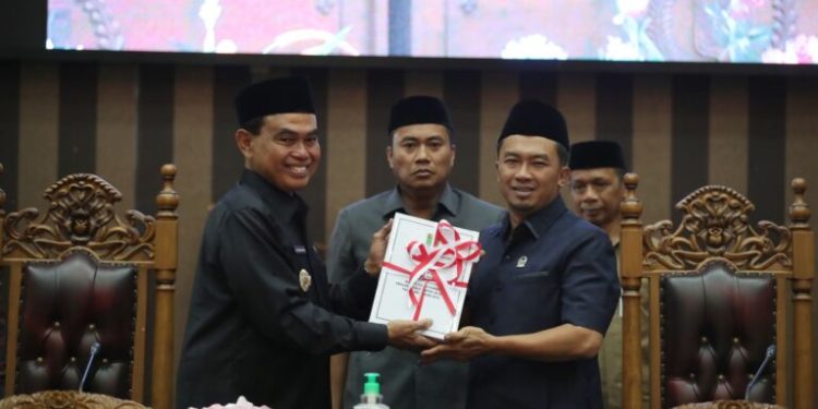 Sidang Paripurna, Bupati Tanbu Sampaikan LKPJ 2022 ke DPRD
