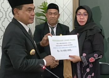 Abah Zairullah Berikan Bantuan Kepada Istri Almarhum Kadiskominfo Ardiansyah