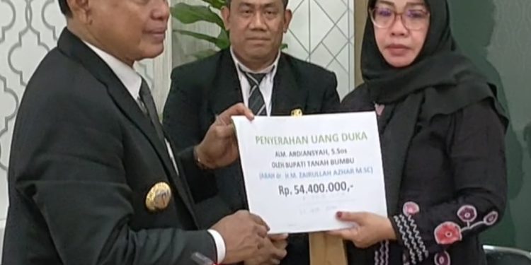 Abah Zairullah Berikan Bantuan Kepada Istri Almarhum Kadiskominfo Ardiansyah