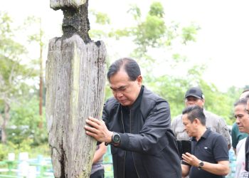 Bupati Tanah Bumbu Abah Zairullah Kunjungi Makam Pendiri Pagatan