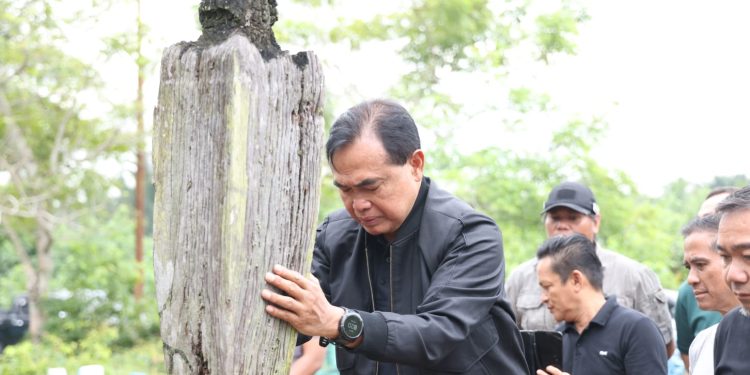 Bupati Tanah Bumbu Abah Zairullah Kunjungi Makam Pendiri Pagatan