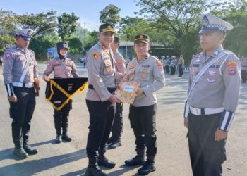 Kapolres Tanah Bumbu Berikan Penghargaan Personilnya yang Berprestasi