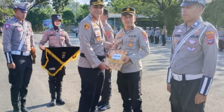 Kapolres Tanah Bumbu Berikan Penghargaan Personilnya yang Berprestasi